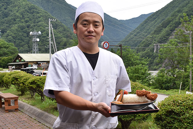 みどのダムカレーと有馬主任