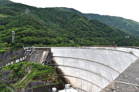 水殿ダムのアーチ