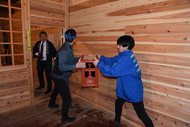 蔵入れ式の様子